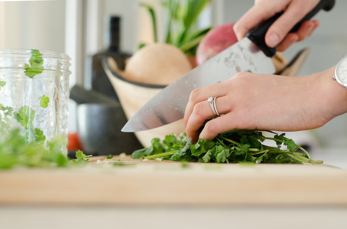 Préparation de repas sains et équilibrés en famille